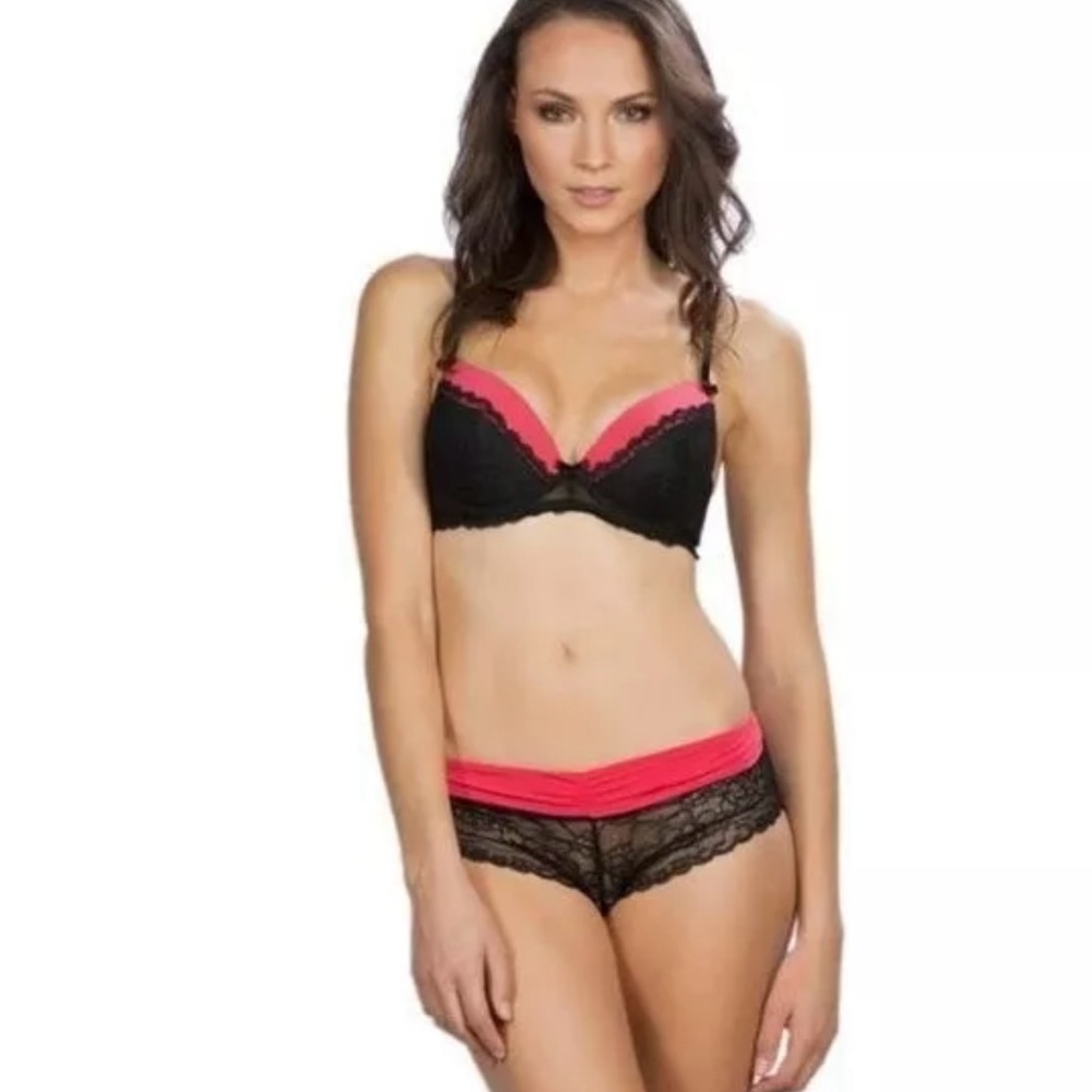 Hers by Herman NWT Bra & Panties Set
34B padded Bra and size medium lace panties